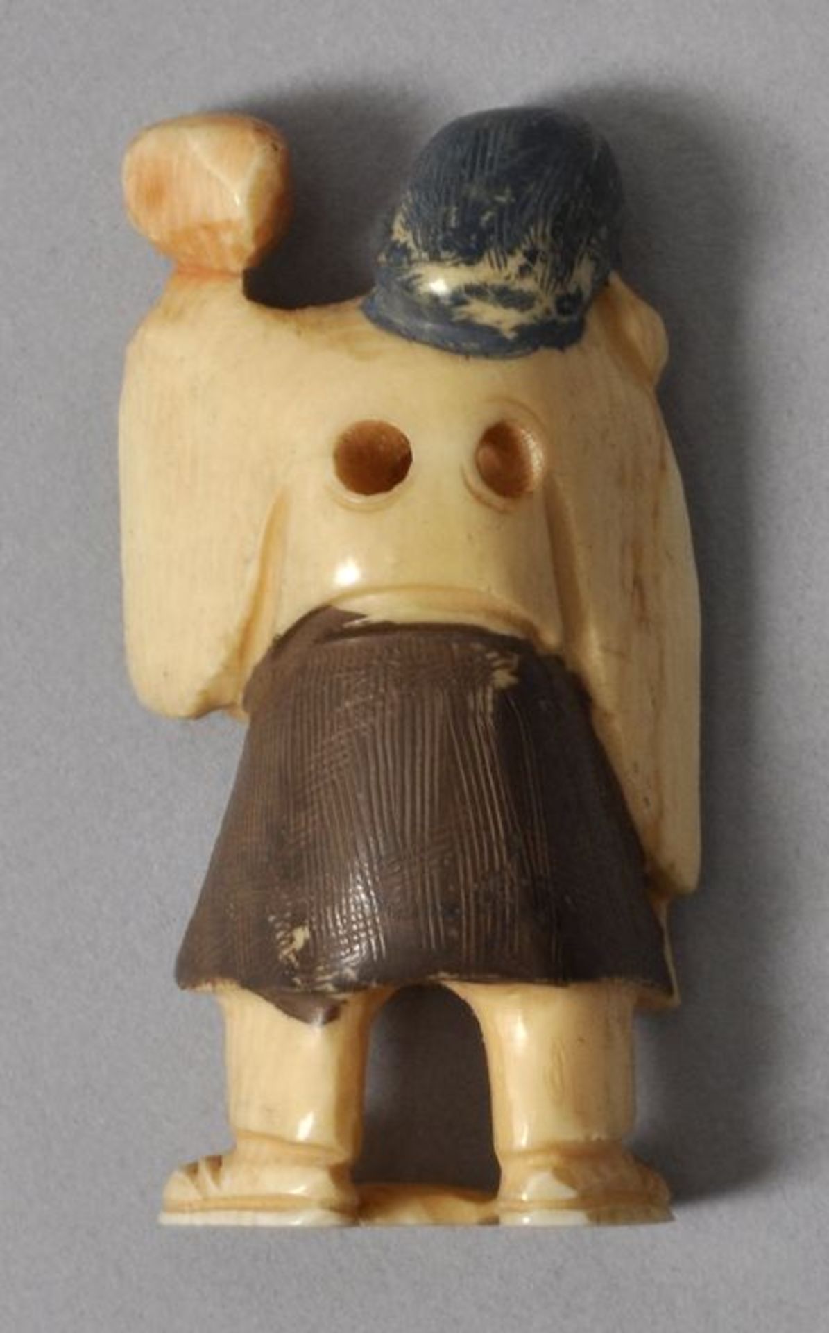 Netsuke, Japan, wohl Anf. 20. Jh.Elfenbein, geschnitzt, partiell farbig gefasst. Figur eines - Bild 2 aus 2