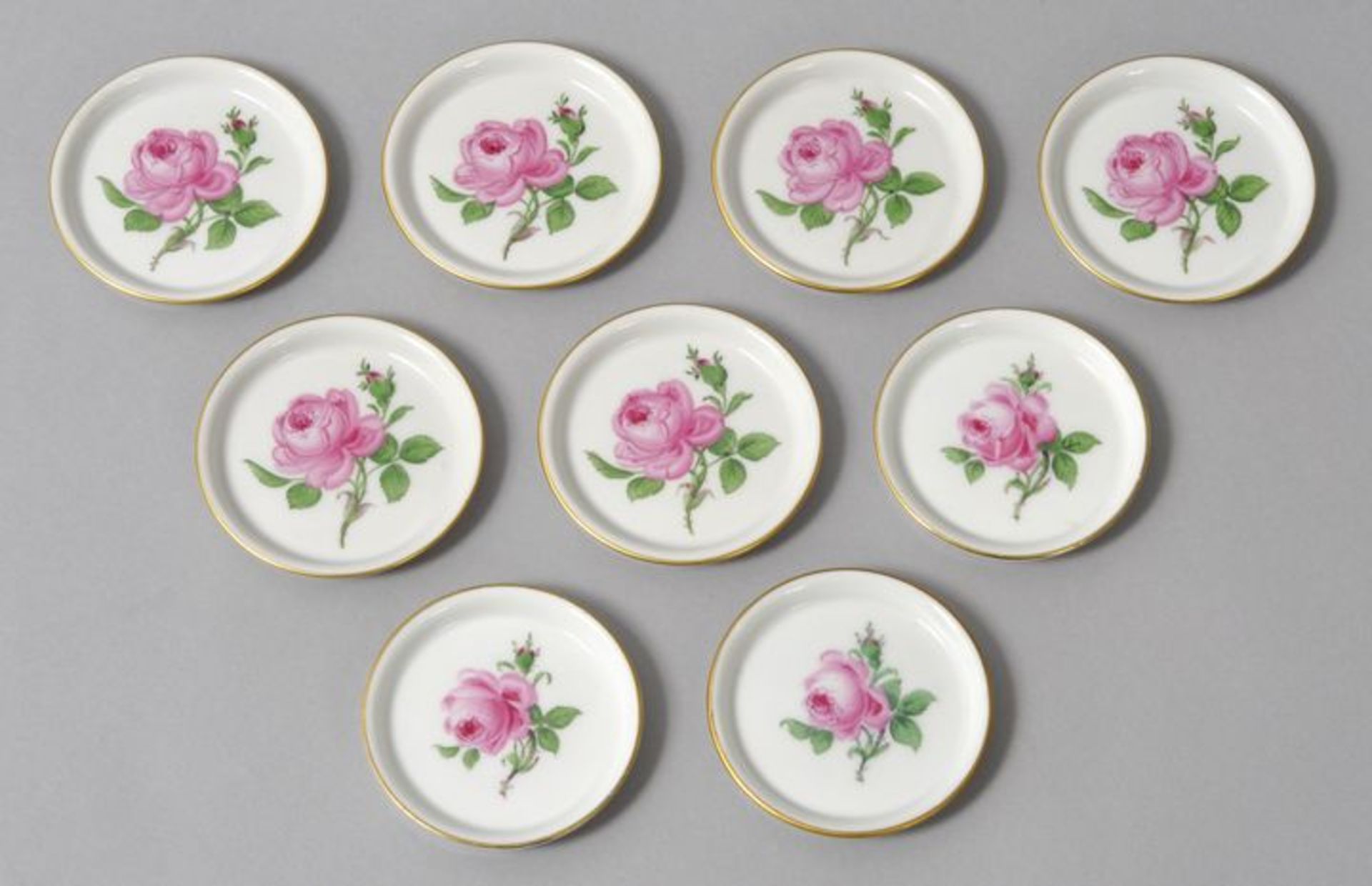 Neun Untersetzer, Meissen, vorw. 1. H. 20. Jh.Runde Form mit glattem Rand, Dekor Rote Rose,