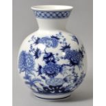 Vase, Meissen, 2. H. 20. Jh.Kugelbauchform mit konisch ausgestelltem Hals. Dekor Chrysanthemenstaude