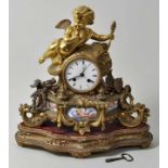 Kaminuhr/ Pendule, Stil Louis XVI, 19. Jh.Gehäuse Messing/ Bronze, reich ornamentiert, im Sockel