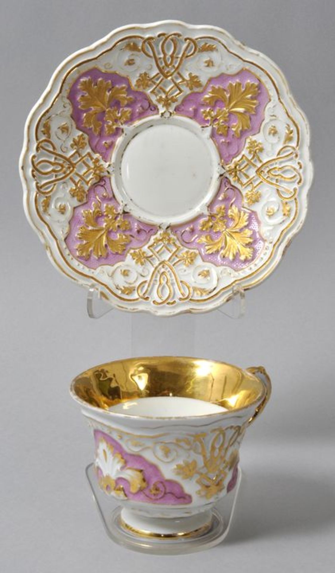 Tasse mit Untertasse, Meissen, um 1840Glockenform auf abgesetztem Fuß, Asthenkel, Reliefdekoration