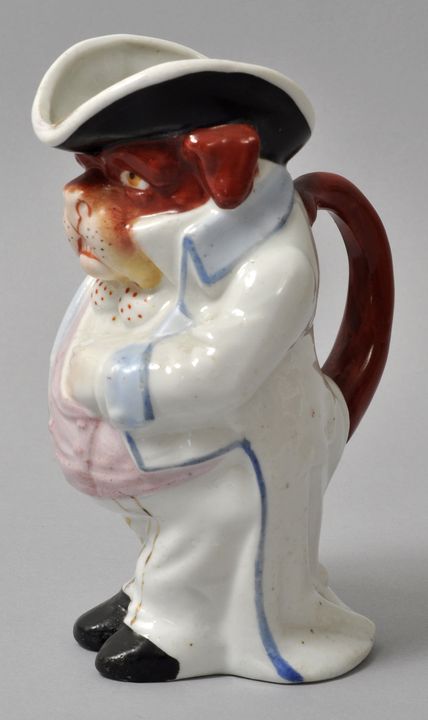 Kleiner Figurenkrug, sog. Toby Jug, England, Staffordshire, Mitte 19. Jh.Porzellan, polychrom