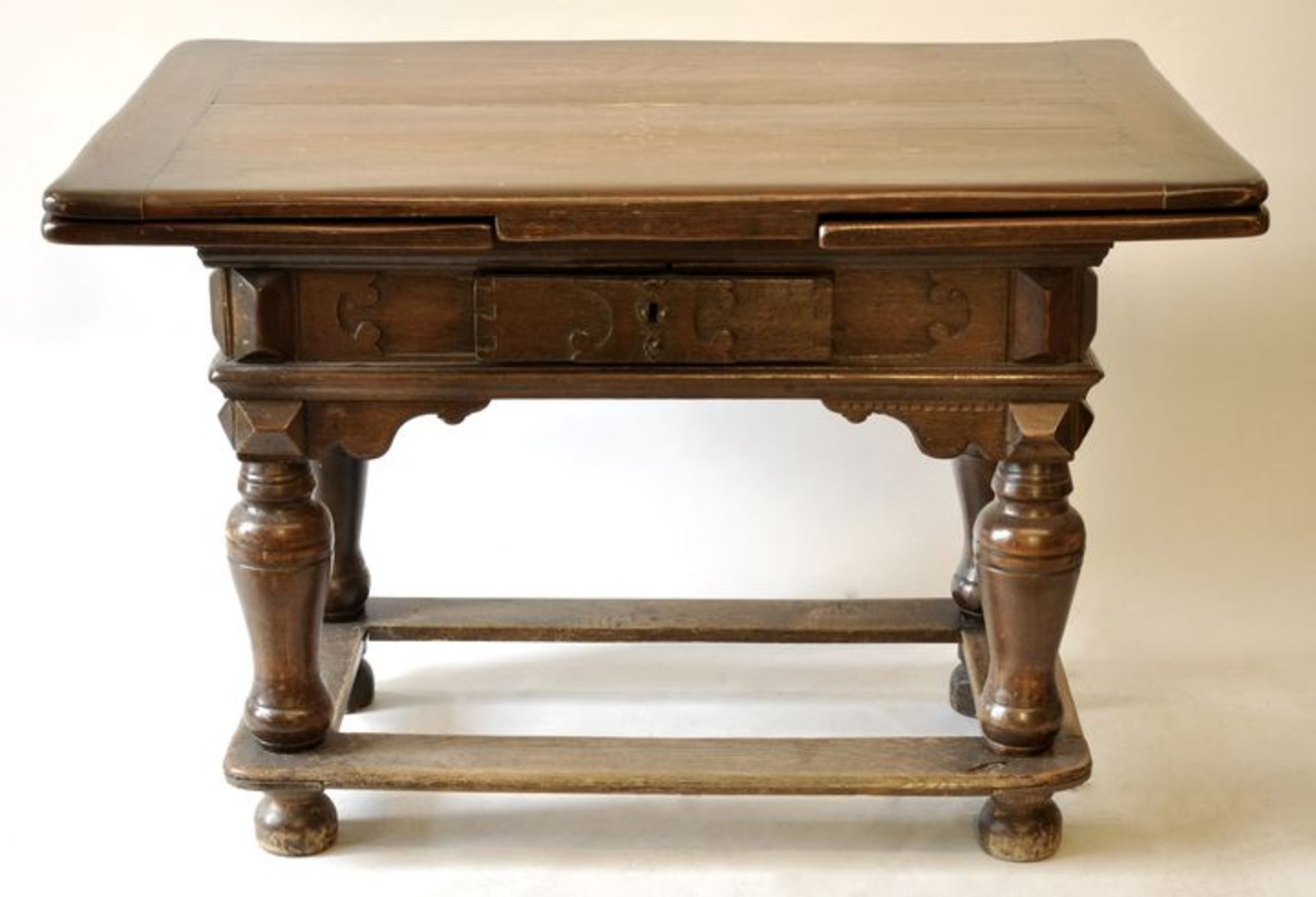 Tisch, um 1700Eiche, gedrechselte Säulenbeine mit Sockelbrett, ein Schubkasten in der Zarge,