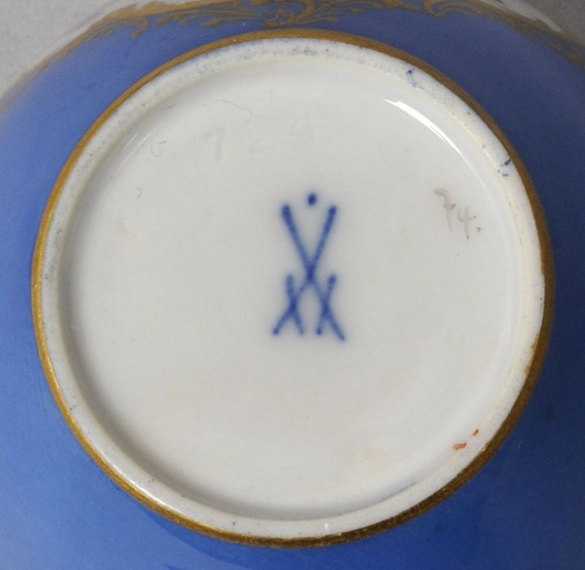 Paar Mokkatassen mit Untertassen, Meissen, 1924-33Schwanenhenkel-Form, blauer Fond, auf der - Image 2 of 2