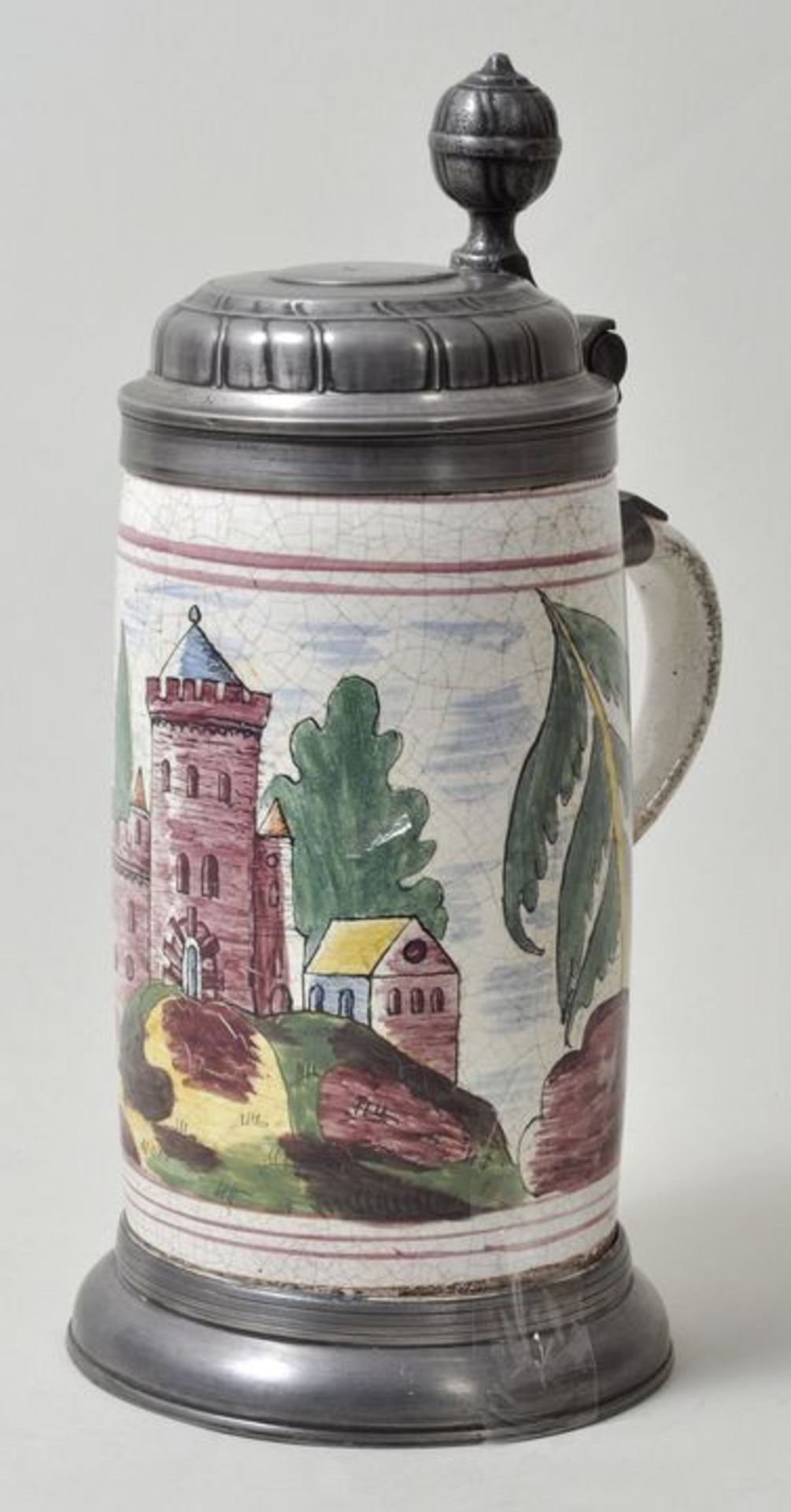 Großer Walzenkrug mit Ansicht einer Burg, 18./ 19. Jh.Fayence, polychrome Scharffeuerbemalung. - Image 2 of 3