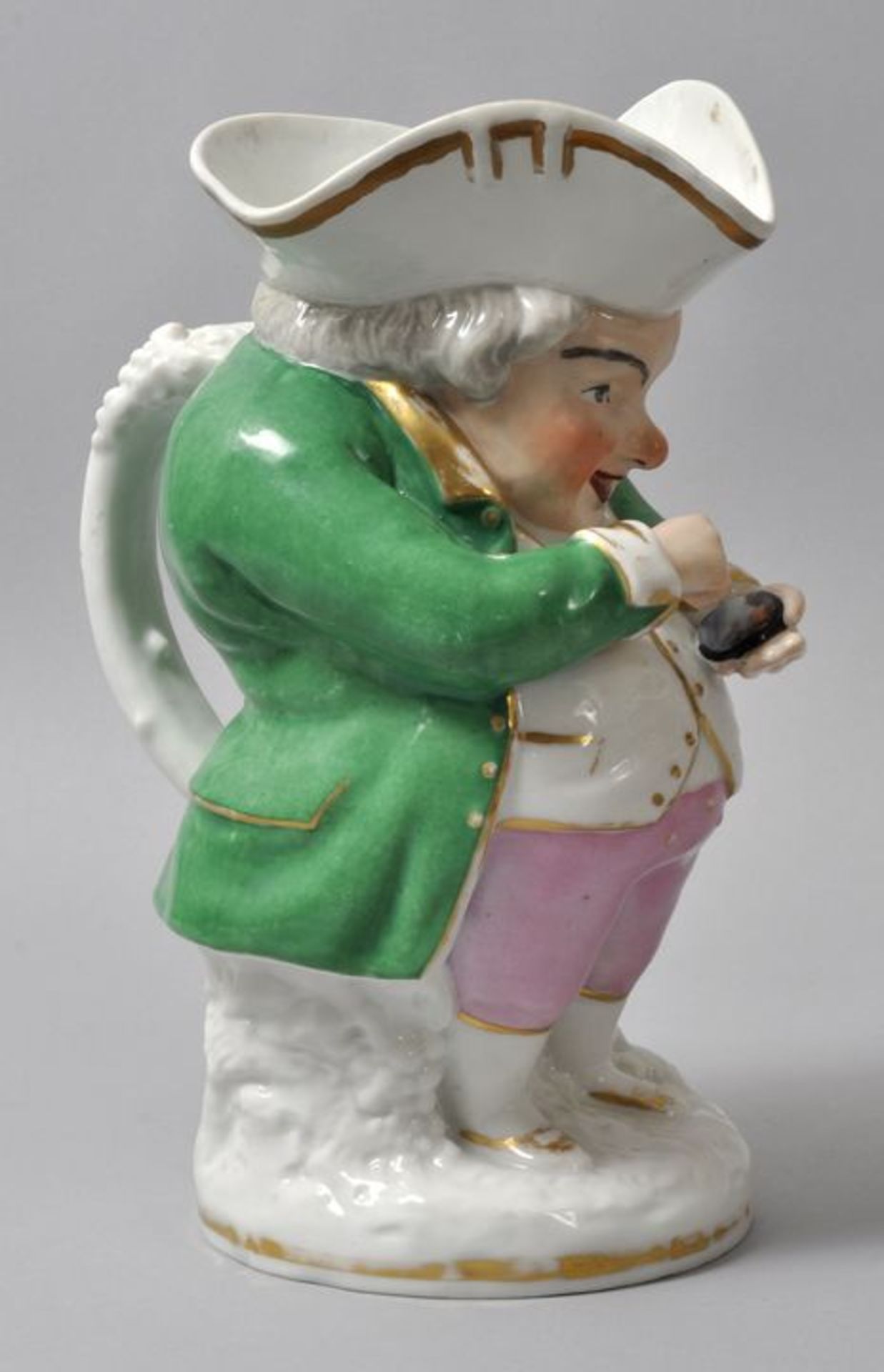 Figurenkrug snuff taker, sog. Toby jug, England, 1. H. 19. Jh.Porzellan, polychrom staffiert und - Image 2 of 3