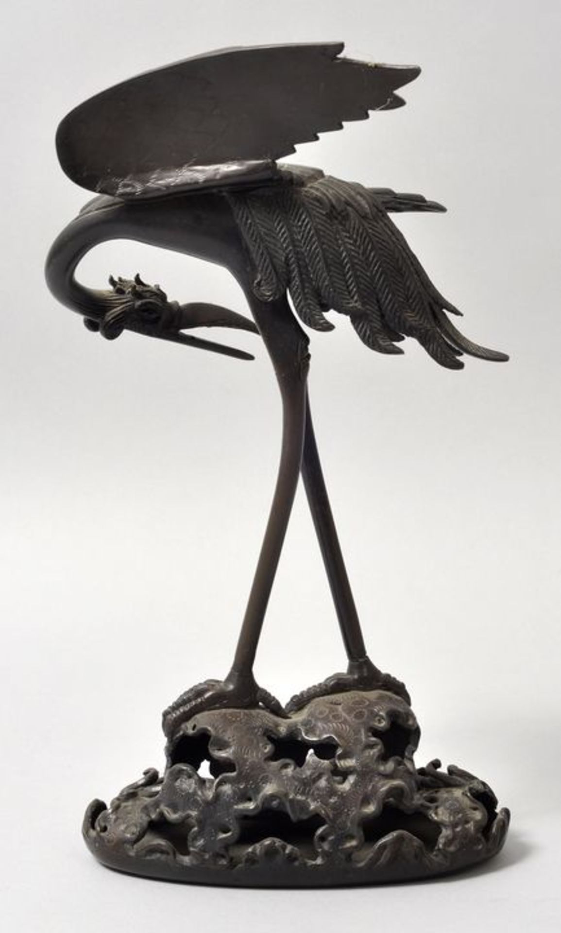 Dekorative Vogelfigur Kranich, Japan (?), 20. Jh.Bronze, dunkel patiniert, hohl gegossener - Bild 2 aus 3