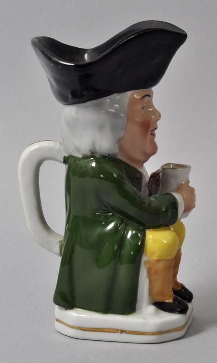 Kleiner Figurenkrug/ Toby jug, Sitzendorf/ Thüringen, E. 19./ Anf. 20. Jh.Porzellan, polychrom - Bild 2 aus 2