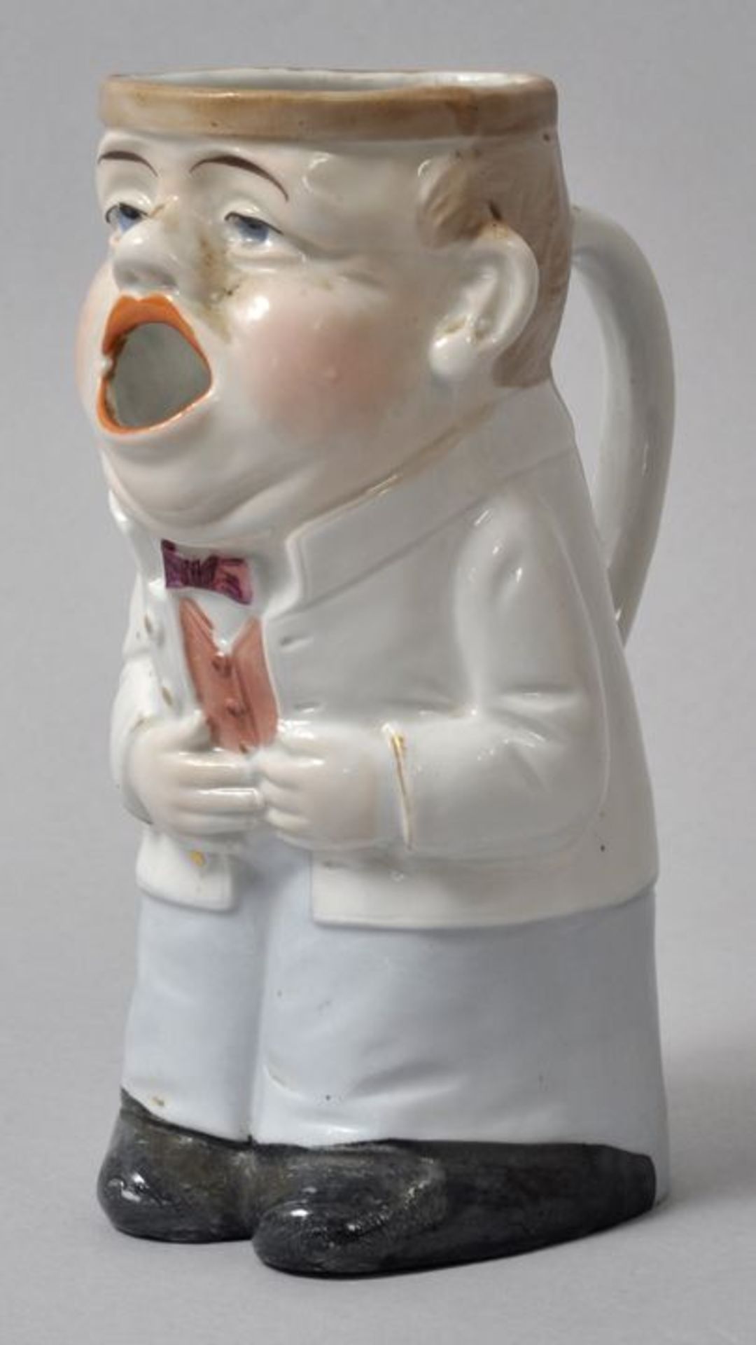 Kleiner Figurenkrug/ Toby jug, E. 19./ Anf. 20. Jh.Porzellan, polychrom bemalt. Singender oder