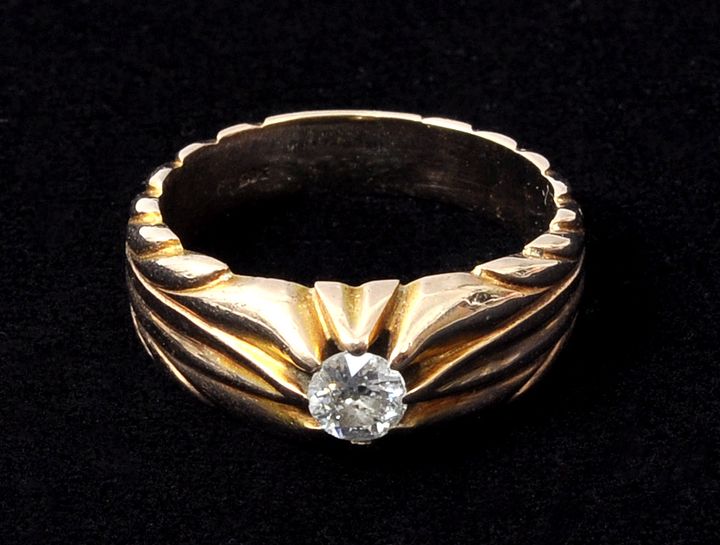 Ring mit Brillant-SolitärGold 585, Schiene blattwerkartig ziseliert, besetzt mit Brillant (