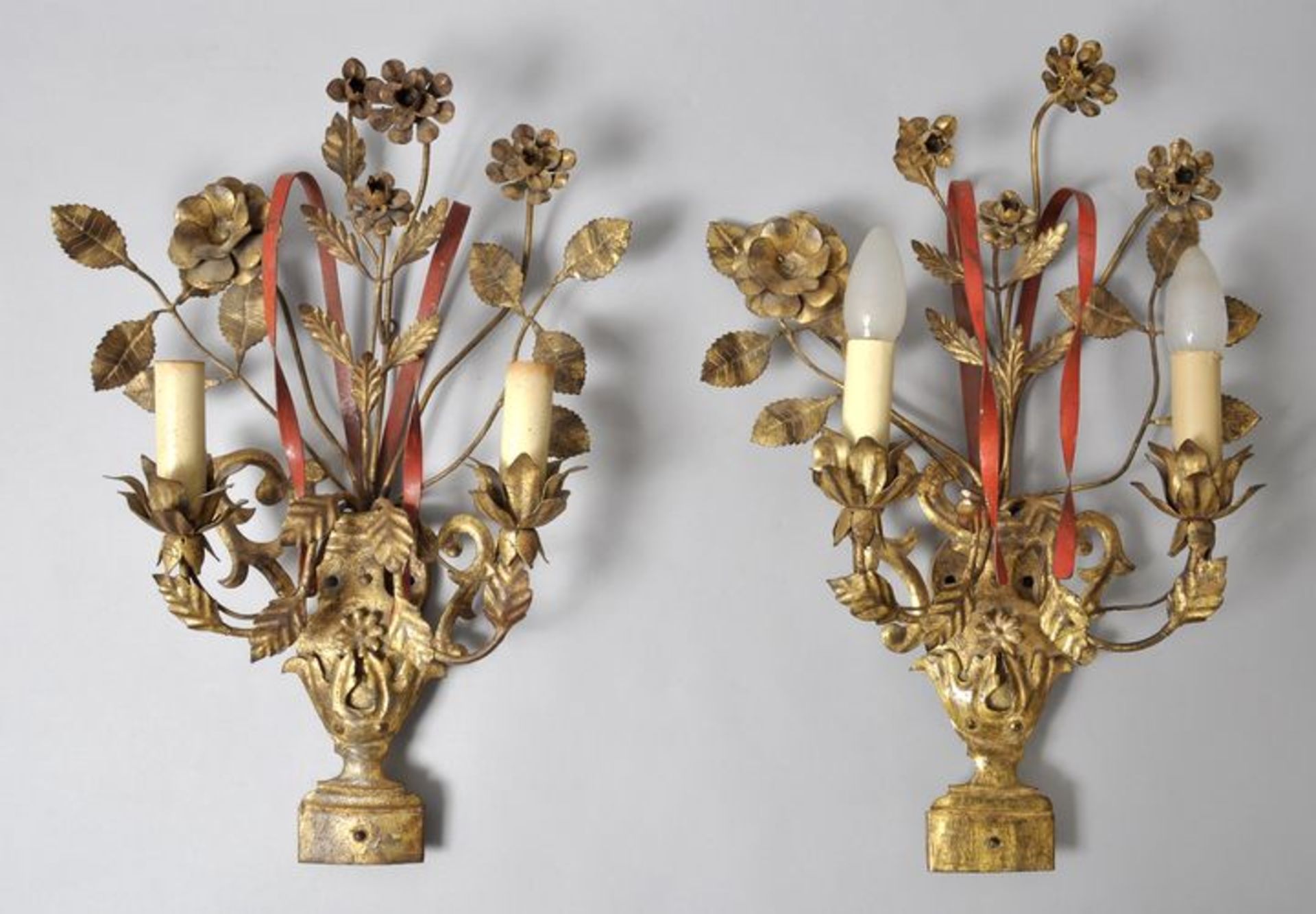 Paar elektrische Wandlampen, Italien, Stil Louis XVMetall, blattgoldvergoldet, Vasenform mit