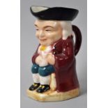 Kleiner Figurenkrug/ Toby jug, Staffordshire (?), 20. Jh.Steingut, polychrome Bemalung. Sitzender