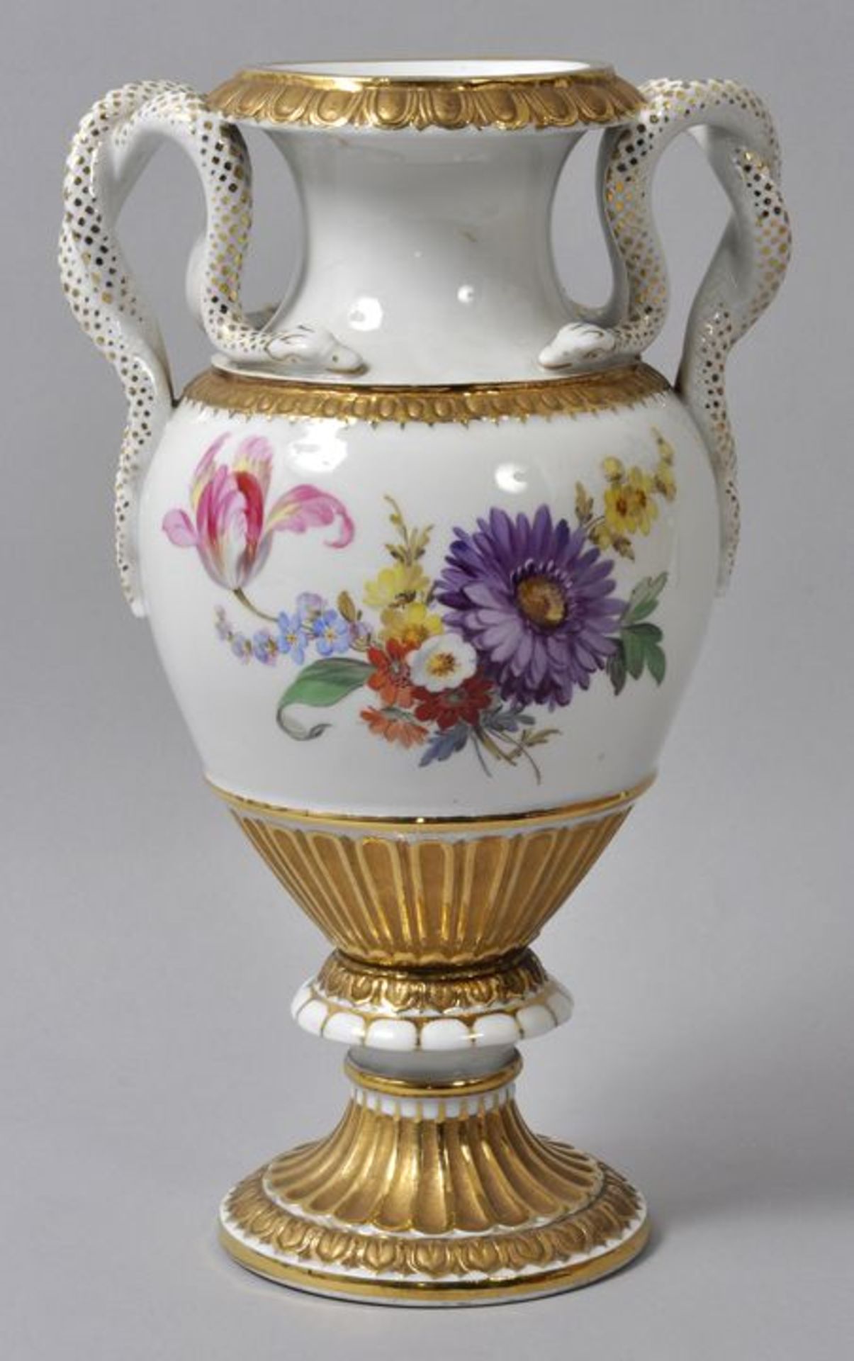 Schlangenhenkelvase, Meissen, 2. H. 19. Jh.Reiche Goldbronzedekoration, zwei bunte Blumenbuketts auf - Image 2 of 3