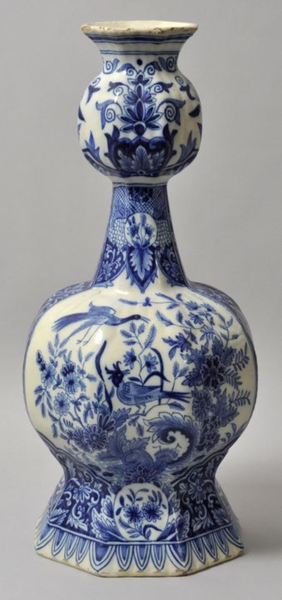 Vase, sog. Knubbelflasche, Delft, um 1700Fayence, in Blaumalerei auf weißer Glasur dekoriert. - Bild 2 aus 3