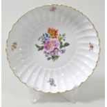 Beilageschale, Meissen, 2. H. 20. Jh.Porzellan, bunte Blumenmalerei (Bukett, mittig), Goldrand. Rund