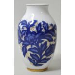 Vase mit Rosari-Dekor, Selb, Rosenthal, ca. 1920.Porzellan, Dekor aus blauen Blumenranken und