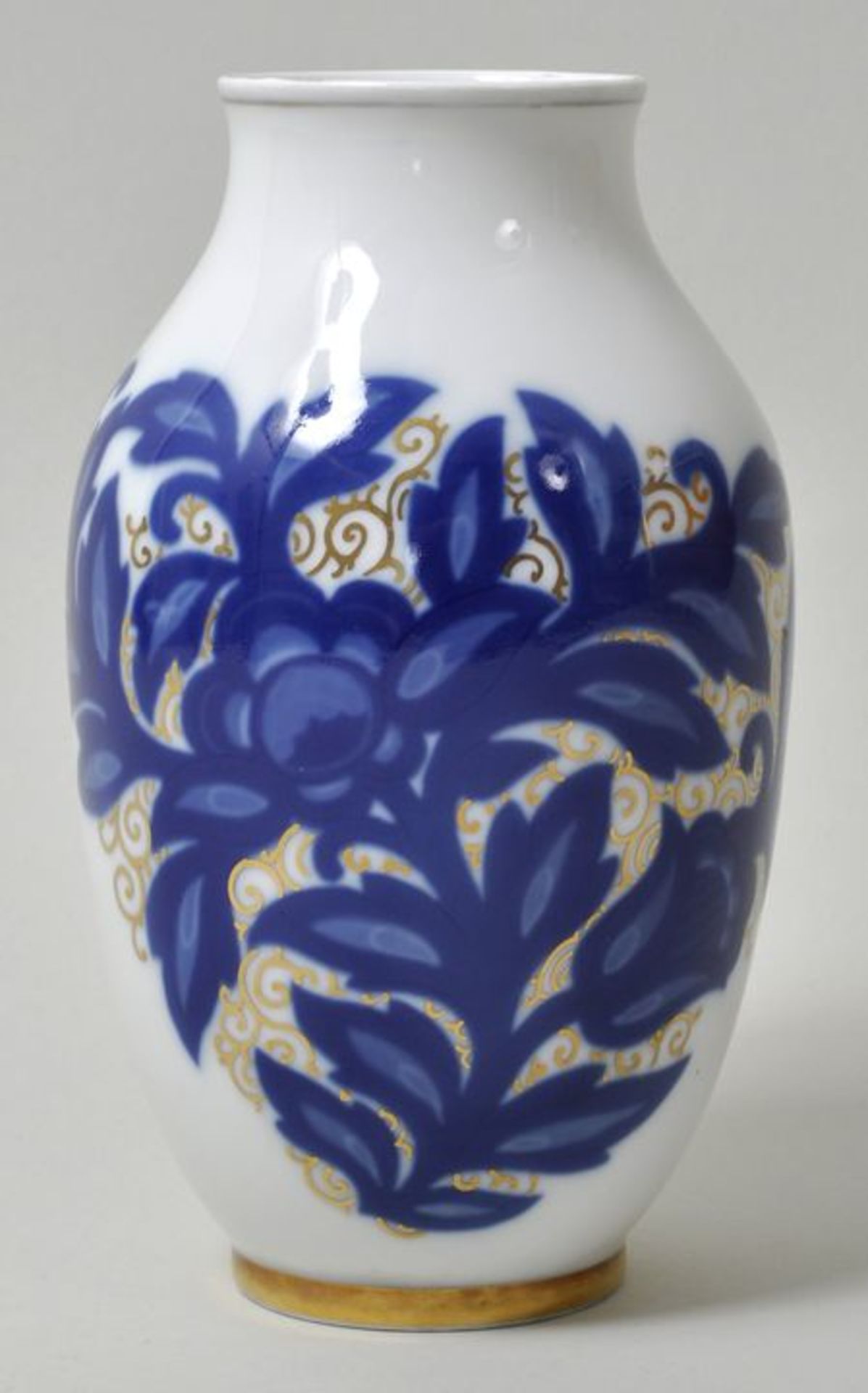 Vase mit Rosari-Dekor, Selb, Rosenthal, ca. 1920.Porzellan, Dekor aus blauen Blumenranken und