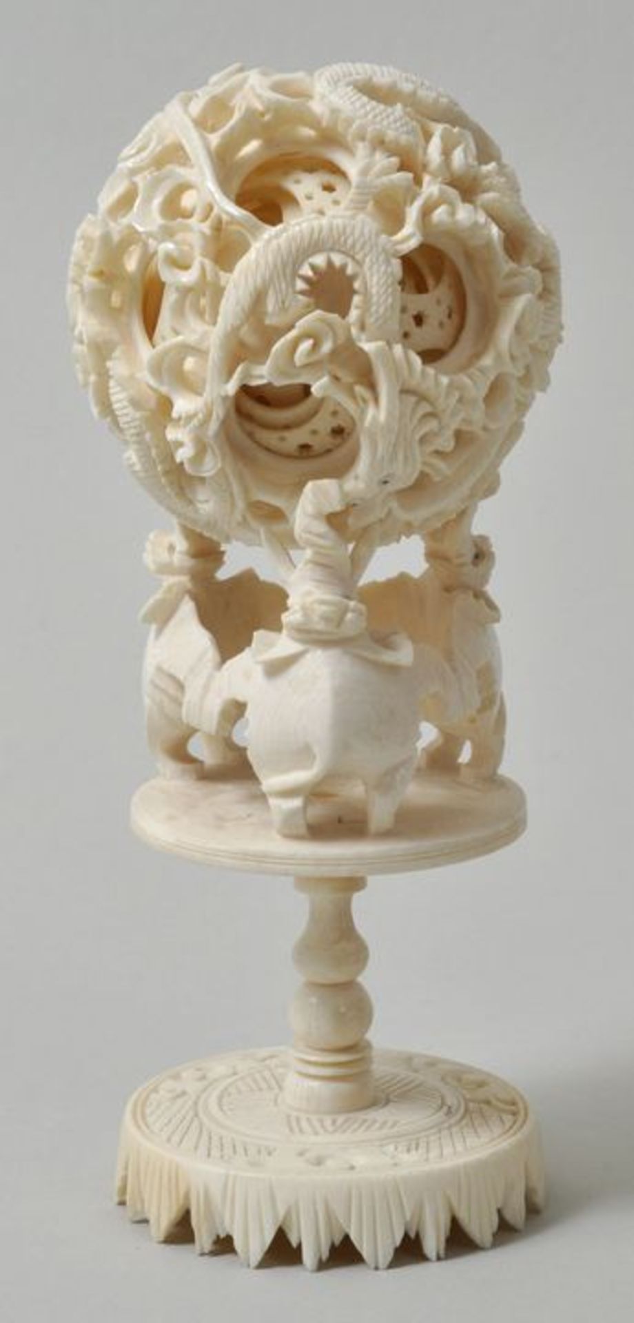 Contrafectkugel auf Elefantensockel, China, 19./ 20. Jh.Sog. carved puzzle ball/ devils ball.