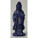 Figur einer Guanyin, China, 20. Jh.Lapislazuli. Stehende Gottheit mit Lotusblüte im Arm, H.13 cm