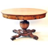 Ovaler Tisch, 1.H. 19. JhMahagoni und Mahagoni auf Nadelholz furniert, große gedrechselte und