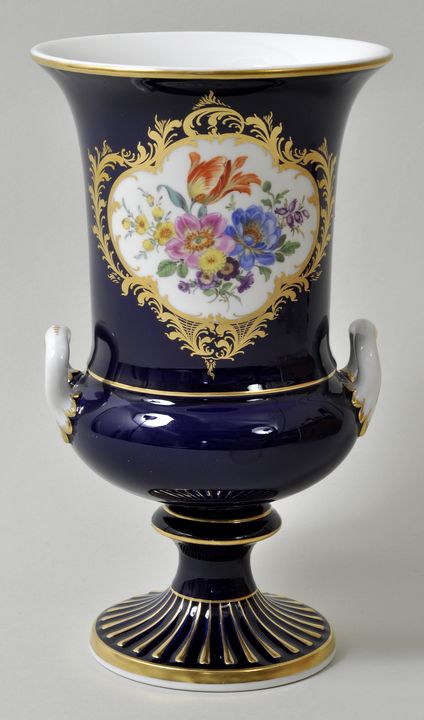 Kratervase, Meissen, 1970.Porzellan, königsblau glasiert, in goldgerahmter Vierpassreserve bunte