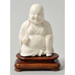Budai, China.Elfenbein, geschnitzt. Sitzende lächelnde Figur mit entblößtem Bauch. Holz-