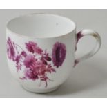 Tasse, Meissen, um 1770.Porzellan. Einfache Form mit reliefiertem Asthenkel. Blumenmalerei in