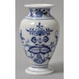 Kleine Vase, Meissen, 2. H. 20. Jh.Porzellan, Zwiebelmusterdekor. Balusterform. Schwertermarke,