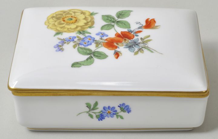 Dose, Meissen, 2. H. 20. Jh.Rechteckige Form, bunte Blumenmalerei (Blume 3), Goldrand.