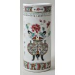 Vase, China, Anf. 20. Jh.Porzellan, in famille rose-Farben bemalt. Die zylindrische Wandung zeigt