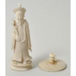 Schachfigur, China, Qing-Dynastie (19. Jh.)Elfenbein, geschnitzt, feine Gravur des Gewandmusters.