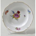 Tiefer Teller, Meissen, 1774-1823 (Marcolini).Neuer Ausschnitt, bunte Blumenmalerei (Hausmalerei),