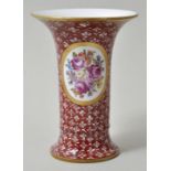 Vase, Freital-Potschappel, 2. H. 20. Jh.Porzellan, Trompetenform, eisenroter Fond mit weißem