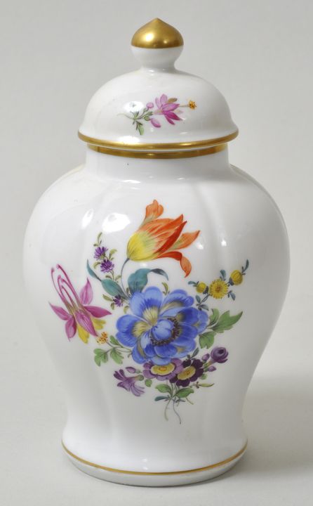 Kleines Deckelgefäß/ Teedose, Meissen, 2. H. 20. Jh.Balusterform, Dekor buntes Blumenbukett,