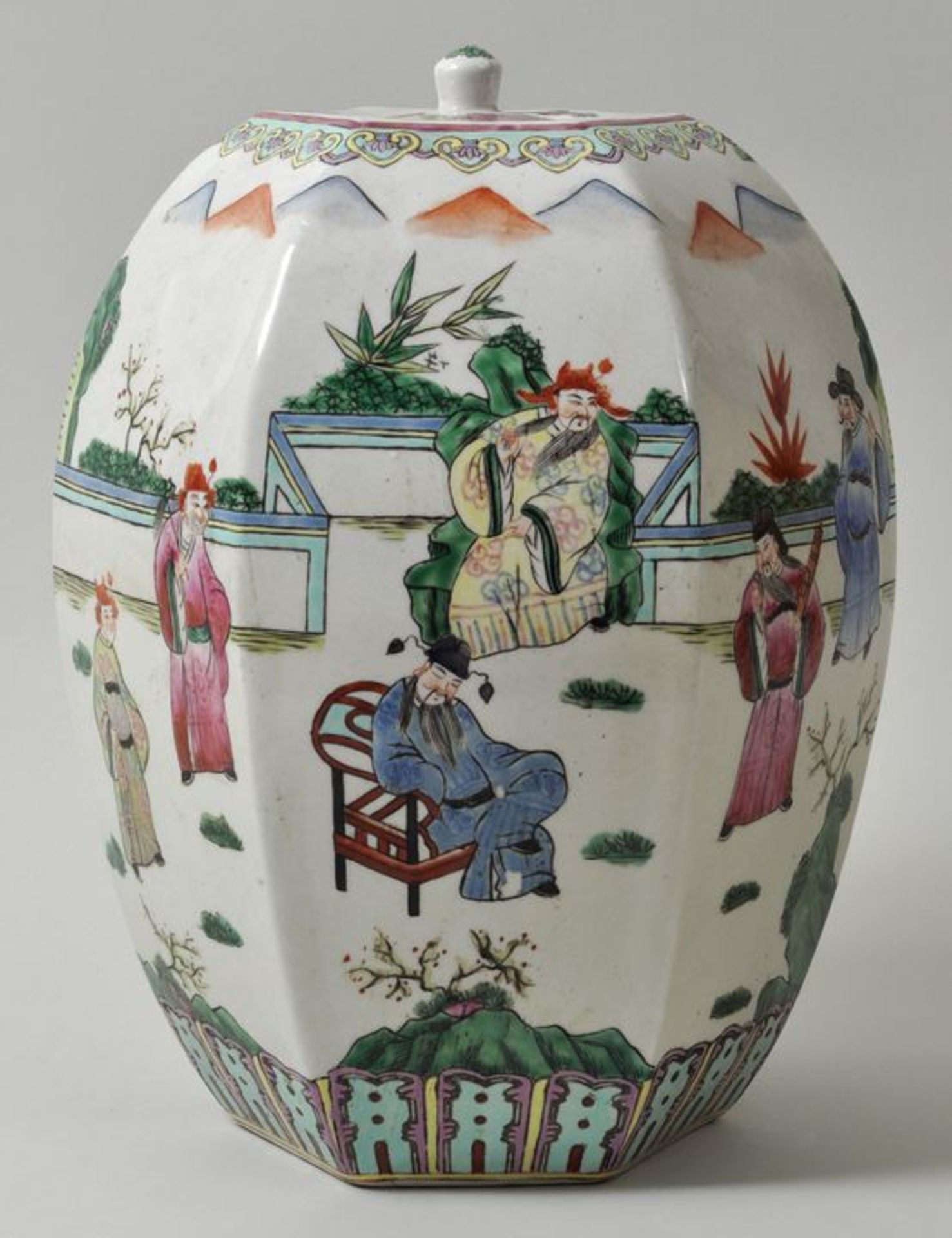 Deckelvase, China, sp. Qing-DynastiePorzellan, bauchiger Korpus mit hexagonalem Querschnitt.