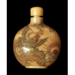 Snuff bottle, China, 19./ 20. Jh.Elfenbein (?), Flaschenform, mit feiner, dreifarbiger Gravur: