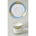 Tasse mit Untertasse, 1. H./ Mitte 19. Jh.Porzellan, Dekor ein trükisblauer Streifen, von goldener