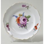 Teller, Meissen, 1774-1824 (Marcolini).Neuer Ausschnitt, bunte Blumenmalerei (Bukett und gestreute