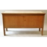 Sideboard / Anrichte.Laubholzfurnier (Rüster) auf Weichholz. 1950er Jahre. Querrechteckiger