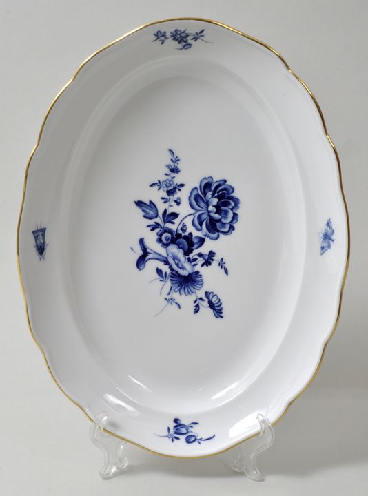 Ovale Platte, Meissen, 2. H. 20. Jh.Neuer Ausschnitt, Dekor Blaue deutsche Blume und Insekten,