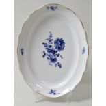 Ovale Platte, Meissen, 2. H. 20. Jh.Neuer Ausschnitt, Dekor Blaue deutsche Blume und Insekten,