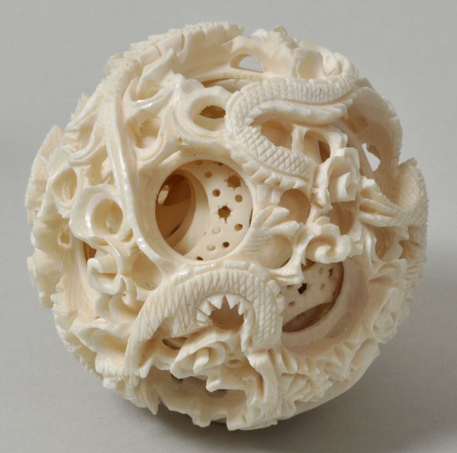 Contrafectkugel auf Elefantensockel, China, 19./ 20. Jh.Sog. carved puzzle ball/ devils ball. - Image 3 of 3