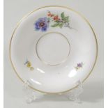 Mokkatasse mit Untertasse, Meissen, 2. H. 20. Jh.Doppel-Schlangenhenkel, bunte Blumenmalerei (