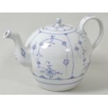 Teekanne, Rauenstein, 2. H. 19. Jh.Porzellan, unterglasurblaues Dekor Strohblume, Reliefzierrat