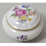 Kleine Dose, Meissen, 2. H. 20. Jh.Gebauchte Form, bunte Blumenmalerei (Bukett) mit Goldrand.