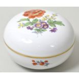 Dose, Meissen, 2. H. 20. Jh.Gedrückte Kugelform, bunte Blumenmalerei (Blume 3), Goldrand.