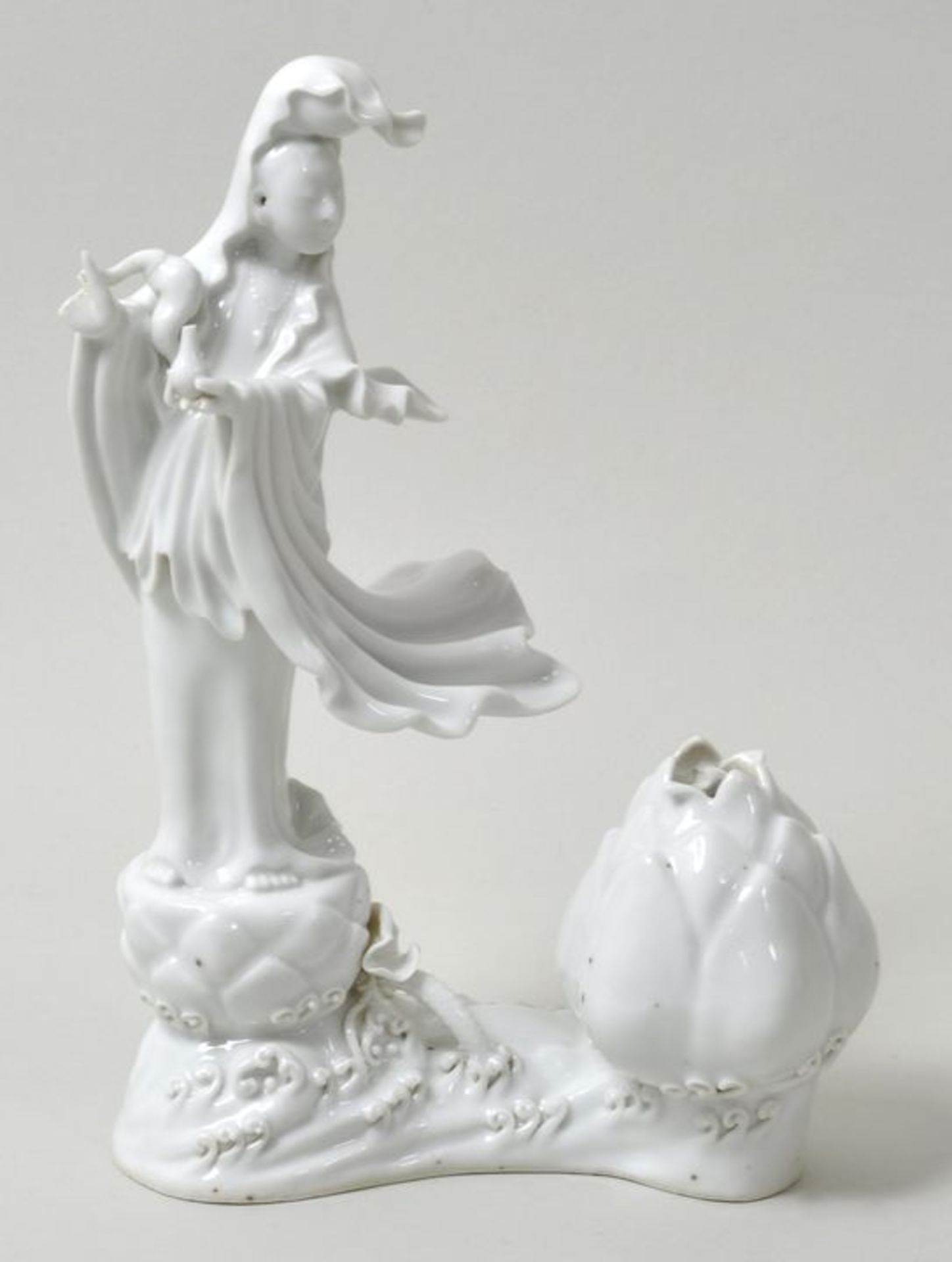 Guanyin, Dehua/ China, 19./ 20. Jh.Porzellan, weiß. Auf Wellensockel stehende weibliche Figur mit