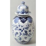 Große Deckelvase, Mettlach, Villeroy & Boch, 1894-1904Steingut, Kupferdruckdekor in Blau auf