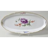 Ovale Platte, Meissen, 2. H. 19. Jh./ um 1900Neuer Ausschnitt, Dekor Bunte Blumenmalerei (Blume