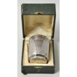 Silberbecher, Frankreich, 1838-1919Silber 950, feines guillochiertes Dekor Rankenmuster, unterhalb